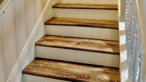 A staircase with wooden steps and white railings. - Duplex in the Caribbean Paradise (Panama City)