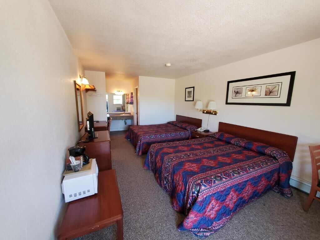 Habitación estándar, 2 camas Queen size, para no fumadores | Escritorio, tabla de planchar con plancha y wifi gratis 