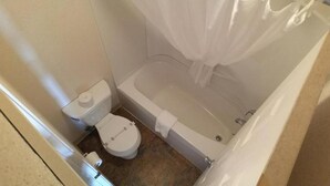Ein Badezimmer mit Toilette, Badewanne und Duschvorhang.