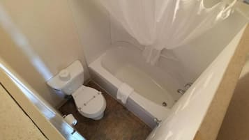 أحواض استحمام، مستلزمات مجانية للعناية الشخصية، مناشف، صابون