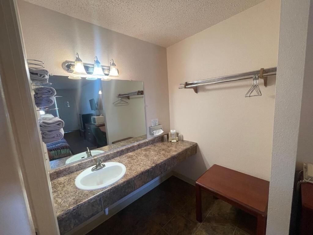 Quarto standard, 1 cama Queen, para não fumantes | Banheiro | Banheira, produtos de toalete grátis, toalhas de banho, sabonete