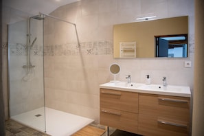 Shower, towels - La Nature - TOURNUS - Gîte (TOURNUS)