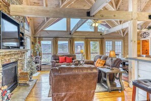 Living area - Gorgeous cabin w million dollar views, large game room w billiards, arcades, TV (Sevierville)