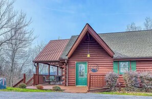 Exterior - Gorgeous cabin w million dollar views, large game room w billiards, arcades, TV (Sevierville)