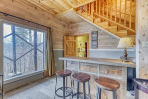 Interior - Gorgeous cabin w million dollar views, large game room w billiards, arcades, TV (Sevierville)