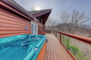 Terrace/patio - Gorgeous cabin w million dollar views, large game room w billiards, arcades, TV (Sevierville)