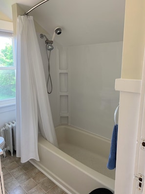 SĂšche-cheveux, serviettes fournies, savon, papier toilette