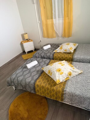 2 chambres, fer et planche Ă repasser, draps fournis