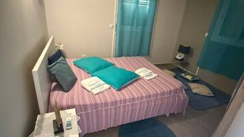 2 chambres, fer et planche Ă repasser, draps fournis