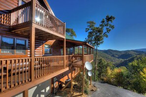 Exterior - 3 bedroom with amazing views, decks, hot tub, billiard, arcade, and three levels (Sevierville)