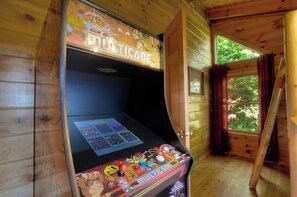 Games room - 3 bedroom with amazing views, decks, hot tub, billiard, arcade, and three levels (Sevierville)