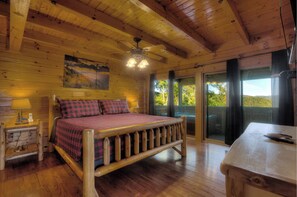 Iron/ironing board, WiFi, bed sheets - 3 bedroom with amazing views, decks, hot tub, billiard, arcade, and three levels (Sevierville)