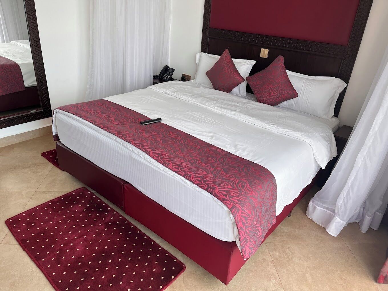 Habitación individual Deluxe, vista a la ciudad | Espacio para trabajar con laptop, wifi gratis y ropa de cama 