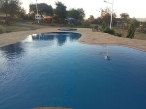 Outdoor pool - Jett Inn Gardens Hotel Emali (Emali)