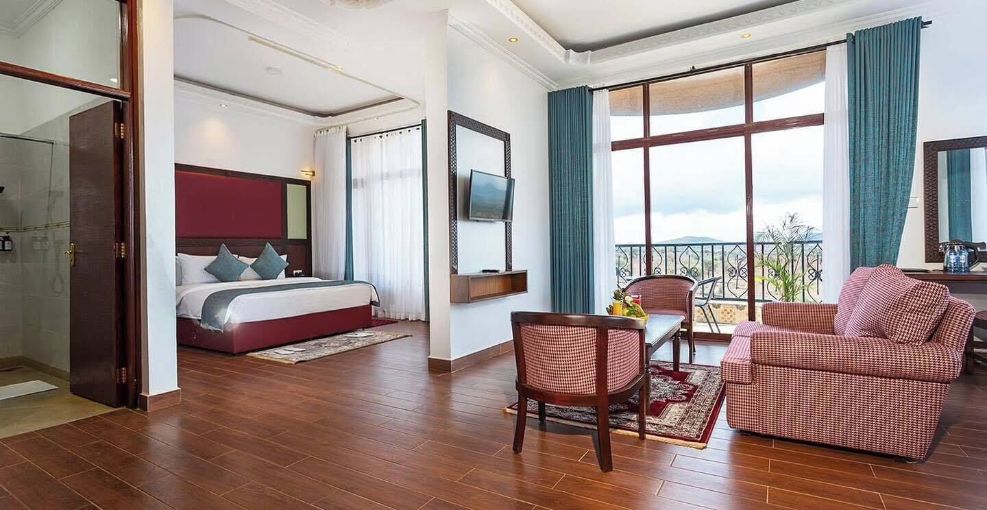 Suite junior, vista a la ciudad | Espacio para trabajar con laptop, wifi gratis y ropa de cama 