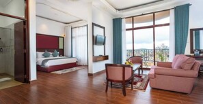 Suite junior, vista a la ciudad | Espacio para trabajar con laptop, wifi gratis y ropa de cama 