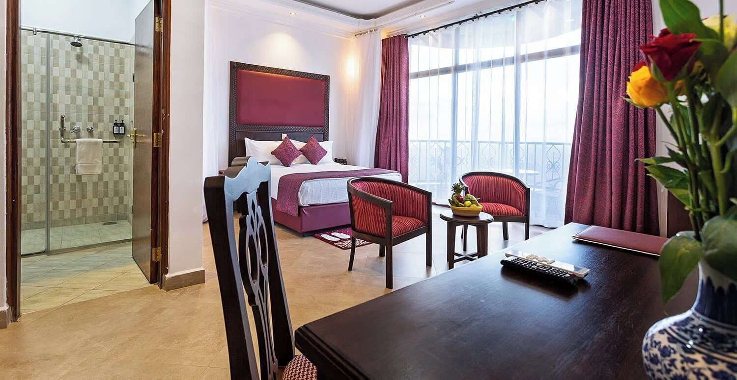 Suite junior, vista al jardín | Espacio para trabajar con laptop, wifi gratis y ropa de cama 