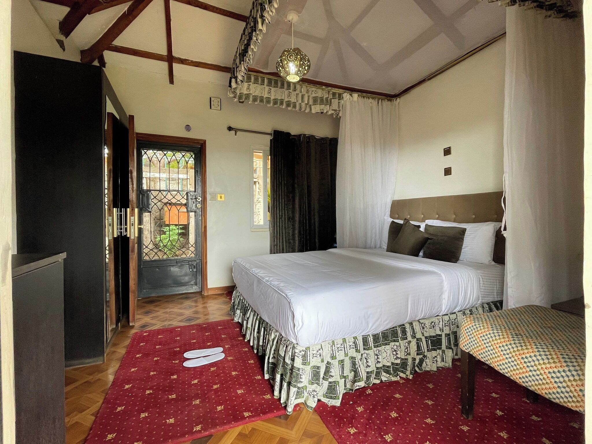 Habitación doble Deluxe, vista a la ciudad | Espacio para trabajar con laptop, wifi gratis y ropa de cama 