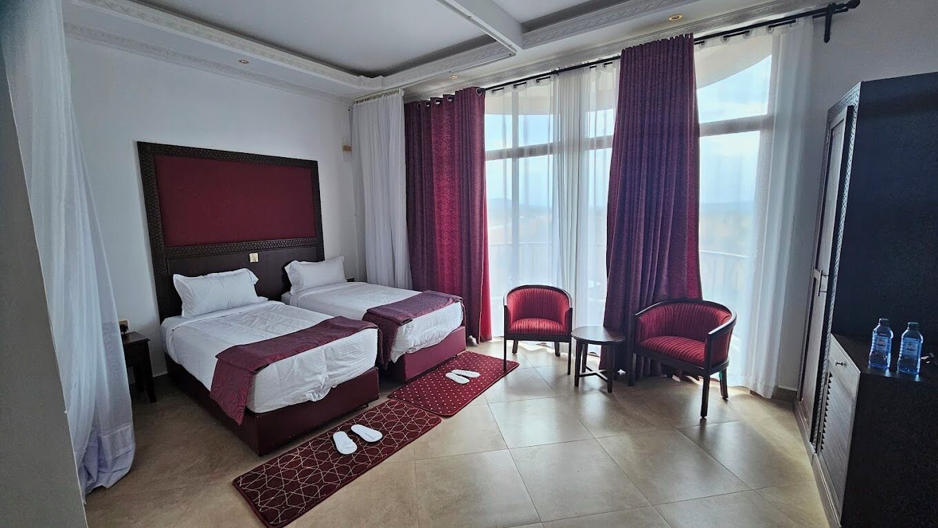 Habitación Deluxe con 2 camas individuales, vista a la ciudad | Espacio para trabajar con laptop, wifi gratis y ropa de cama 