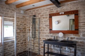 Shower, towels - Le Panoramique - TOURNUS (TOURNUS)