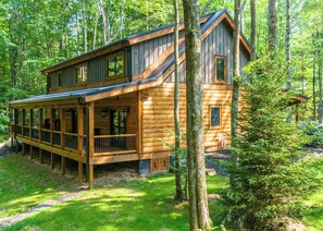 A log cabin with a porch, multiple windows, and a deck. - 4BR lake-access retreat with hot tub, pool table, dogs OK, and sleeps 11 (Oakland)