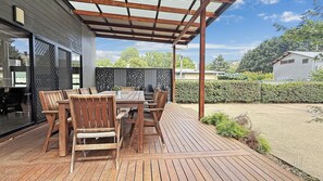 Outdoor dining - Snowgum Bright Retreat - 2 Houses, 1 Location (Bright)