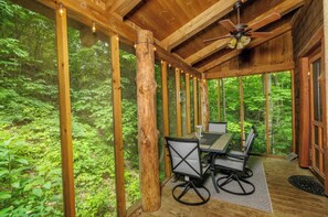 Dining - 2-bedroom mountain cabin near creek. Secluded, private and relaxing (Sevierville)