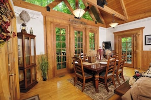 Interior - 2-bedroom mountain cabin near creek. Secluded, private and relaxing (Sevierville)