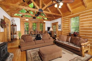 Living area - 2-bedroom mountain cabin near creek. Secluded, private and relaxing (Sevierville)