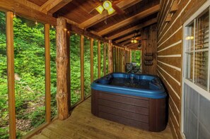 Terrace/patio - 2-bedroom mountain cabin near creek. Secluded, private and relaxing (Sevierville)