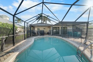 Lämmitetty uima-allas