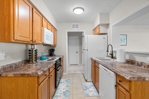 Jääkaappi, mikroaaltouuni, uuni, astianpesukone