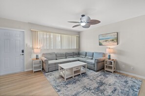 Smart TV - ✨ Prime Bonita Shores Location-Coastal Poolside Retreat | (Bonita Springs)