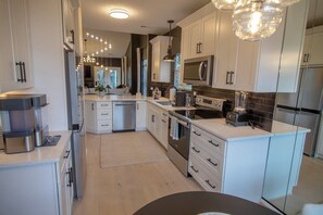 Køleskab, mikrobølgeovn, ovn, kogeplade