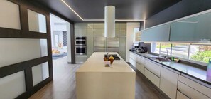 Mikrobølgeovn, ovn, kokeplater og oppvaskmaskin