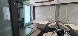 Hair dryer, towels, soap, toilet paper - Luxury mansion in heart of Eje Cafetero 15 sleeps (Armenia)