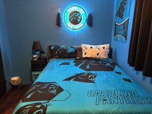Iron/ironing board, WiFi, bed sheets - Fully Furnished 3BR Home • Fast Wi-Fi • Parking • Near Uptown (Charlotte)