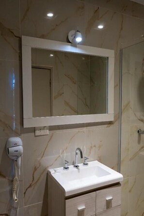 Doppia Classic, vista città | Bagno | Doccia, set di cortesia gratuito, asciugacapelli, asciugamani