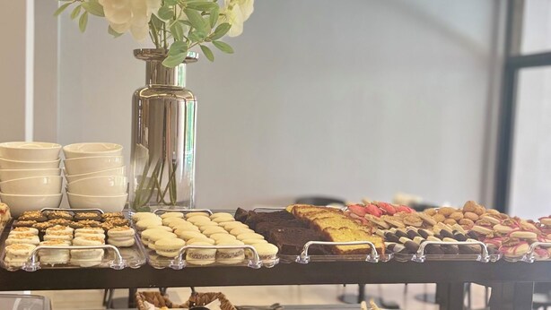 Een buffet met diverse gebakjes en desserts.
