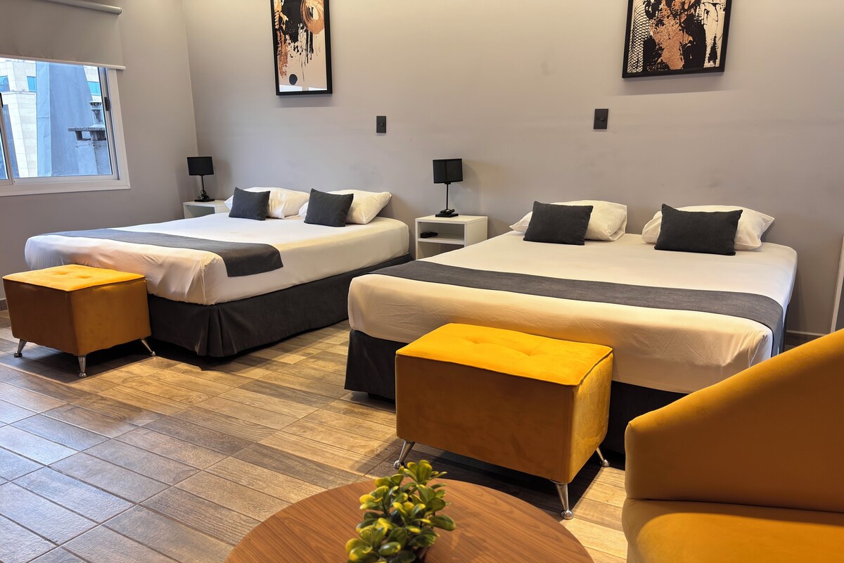 Habitación cuádruple, vistas a la ciudad | Minibar, wifi gratis, ropa de cama