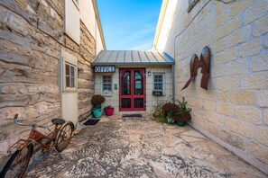 Exterior detail - Texas Romance - Close to Luckenbach & Bar On Site (Fredericksburg)