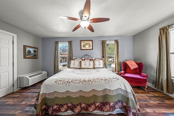 1 bedroom, WiFi, bed sheets - Texas Wine - Close to Luckenbach & Bar On Site (Fredericksburg)