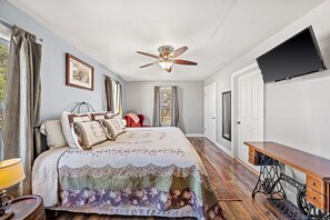 1 bedroom, WiFi, bed sheets - Texas Wine - Close to Luckenbach & Bar On Site (Fredericksburg)