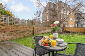 Outdoor dining - Perfect Large Studio bedroom apartment in tranquil London neighbourhood (London)
