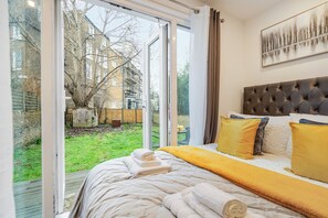 1 bedroom, iron/ironing board, WiFi, bed sheets - Perfect Large Studio bedroom apartment in tranquil London neighbourhood (London)