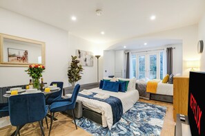 1 bedroom, iron/ironing board, WiFi, bed sheets - Perfect Large Studio bedroom apartment in tranquil London neighbourhood (London)