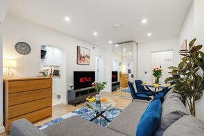 Living area - Perfect Large Studio bedroom apartment in tranquil London neighbourhood (London)