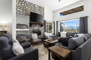 TV, fireplace, video games, ping pong - Modern+Cozy Lakeview home w/gorgeous views! 6 BD, Sleeps 12, Decks, Firepit, EV (Lake Arrowhead)