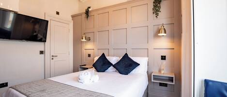 1 habitación, tabla de planchar con plancha, internet y ropa de cama