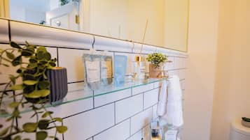 Douche, sèche-cheveux, serviettes fournies, savon